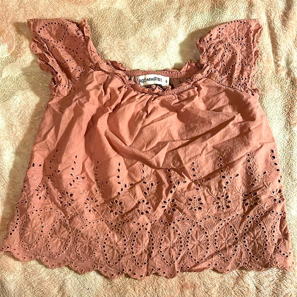 🌺Roommates size S pink casual top, no rips or tears and really nice condition🌺
